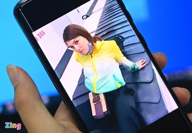 Nữ khách ngồi khiếm nhã trên băng chuyền hành lý sân bay - 1