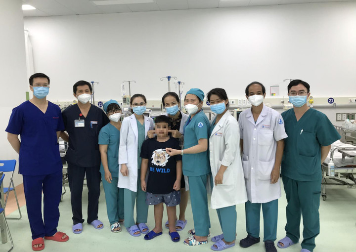 Ba tháng giành giật sự sống cho bé 8 tuổi sốc sốt xuất huyết nặng - 1