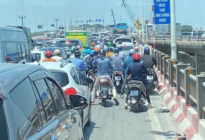 6 ô tô 'dồn toa' trên cầu Vĩnh Tuy, giao thông ùn tắc dưới trời nắng nóng - 3