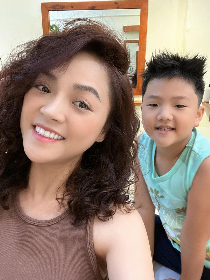 Sao Việt 27/7: Trấn Thành hôn Hari Won thắm thiết đáp trả tin đồn ly dị - 4