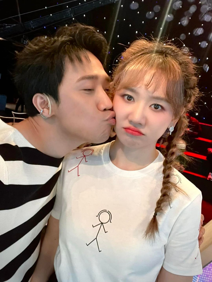 Sao Việt 27/7: Trấn Thành hôn Hari Won thắm thiết đáp trả tin đồn ly dị - 1