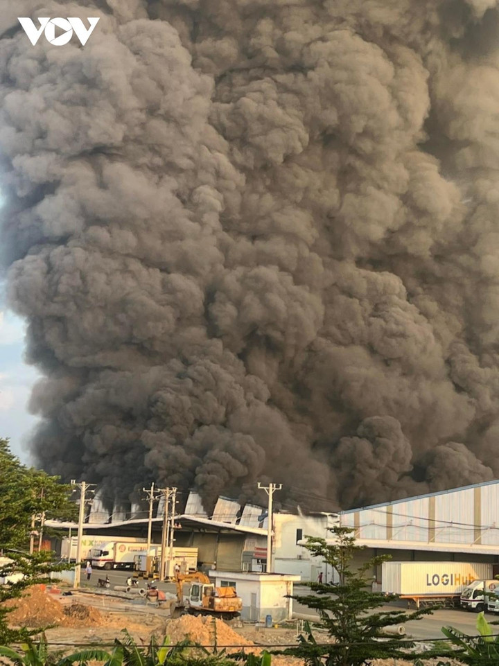 Cháy xưởng sản xuất rộng 2000m2 ở Bình Dương, khói bao trùm cả một vùng - 1