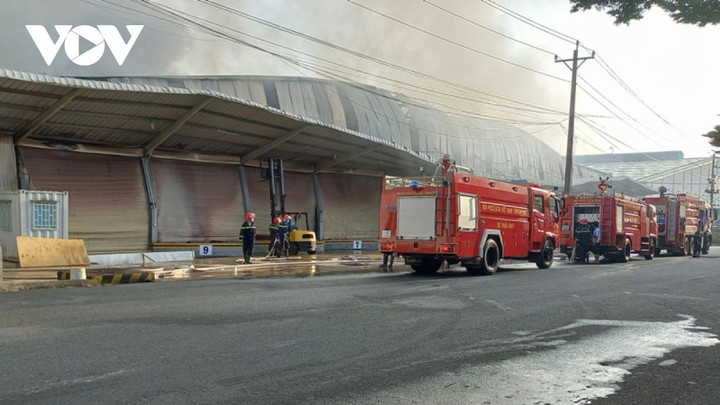 Cháy xưởng sản xuất rộng 2000m2 ở Bình Dương, khói bao trùm cả một vùng - 2