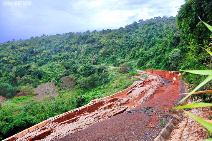 Ảnh: Đường 27 tỷ đồng chưa bàn giao đã tan nát sau 2 năm 'nằm' chờ khắc phục - 1