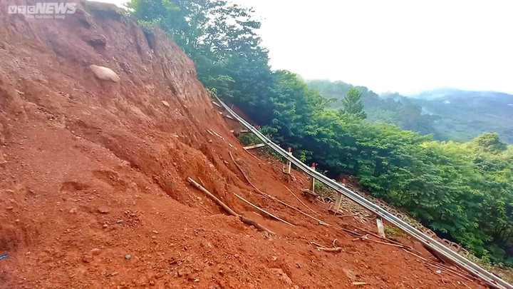 Ảnh: Đường 27 tỷ đồng chưa bàn giao đã tan nát sau 2 năm 'nằm' chờ khắc phục - 8