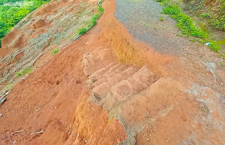 Ảnh: Đường 27 tỷ đồng chưa bàn giao đã tan nát sau 2 năm 'nằm' chờ khắc phục - 6