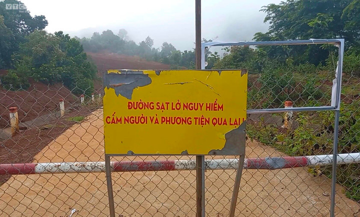 Ảnh: Đường 27 tỷ đồng chưa bàn giao đã tan nát sau 2 năm 'nằm' chờ khắc phục - 11