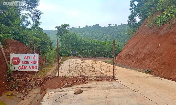 Ảnh: Đường 27 tỷ đồng chưa bàn giao đã tan nát sau 2 năm 'nằm' chờ khắc phục - 12