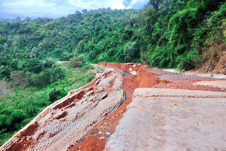 Ảnh: Đường 27 tỷ đồng chưa bàn giao đã tan nát sau 2 năm 'nằm' chờ khắc phục - 13