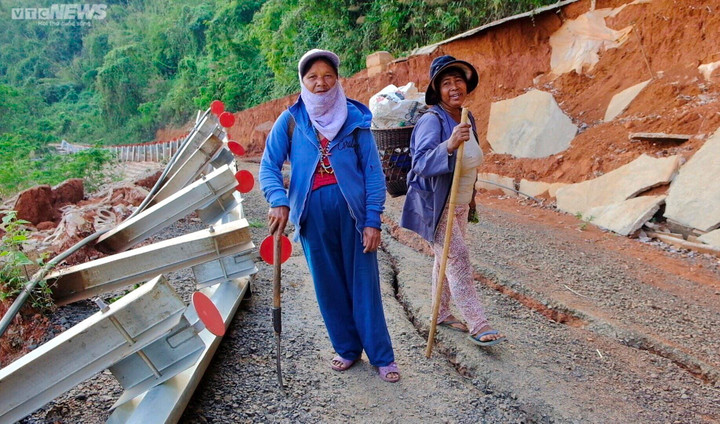 Ảnh: Đường 27 tỷ đồng chưa bàn giao đã tan nát sau 2 năm 'nằm' chờ khắc phục - 5