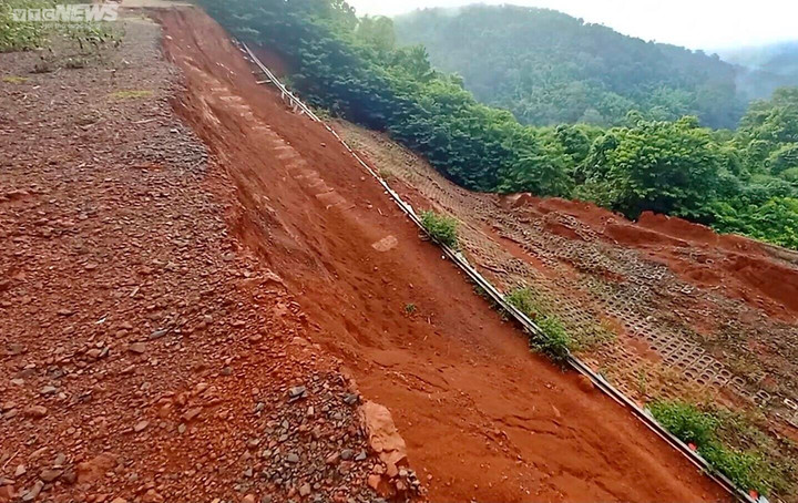 Ảnh: Đường 27 tỷ đồng chưa bàn giao đã tan nát sau 2 năm 'nằm' chờ khắc phục - 7