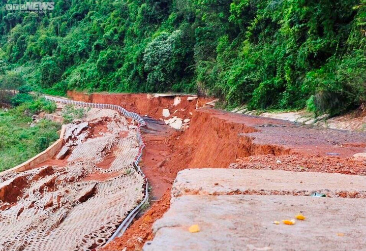 Ảnh: Đường 27 tỷ đồng chưa bàn giao đã tan nát sau 2 năm 'nằm' chờ khắc phục - 3