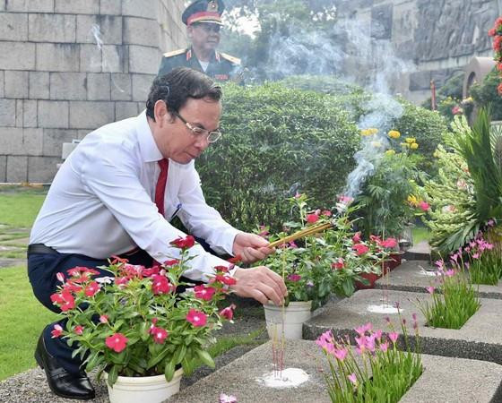 Lãnh đạo TP.HCM dâng hương tưởng niệm các Anh hùng liệt sĩ - 5