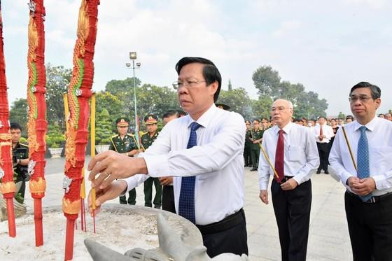 Lãnh đạo TP.HCM dâng hương tưởng niệm các Anh hùng liệt sĩ - 3