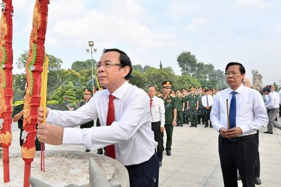 Lãnh đạo TP.HCM dâng hương tưởng niệm các Anh hùng liệt sĩ - 2