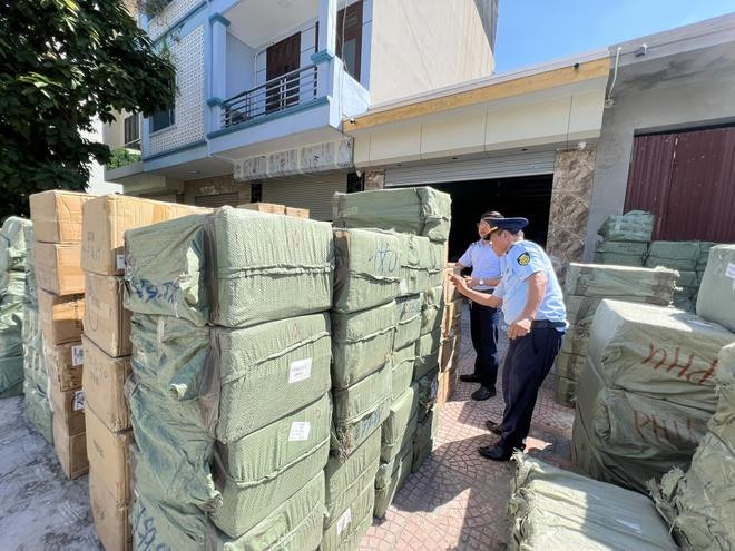 Phát hiện 20 tấn nước hoa, mỹ phẩm nghi giả Chanel, Gucci - 1