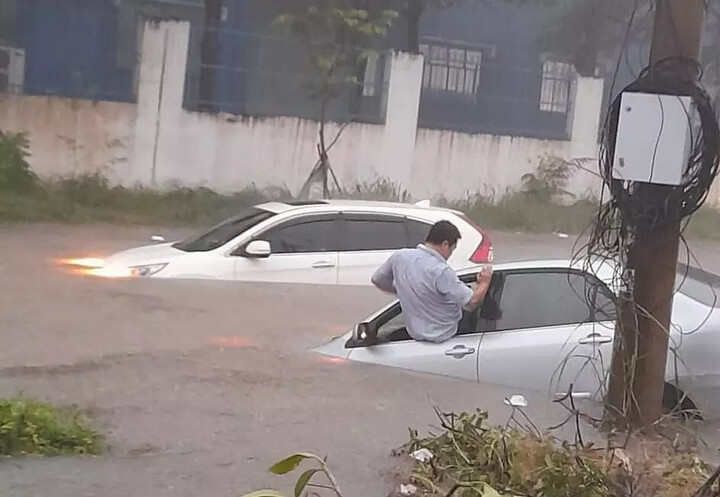 Cả loạt xe máy bị cuốn phăng sau mưa lớn ở Đồng Nai - 1