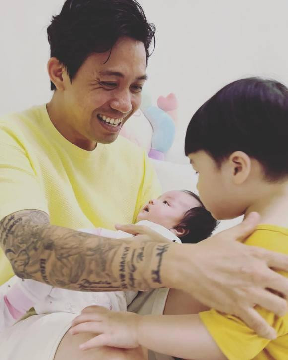 Minh Nhựa chăm cháu ngoại thứ 2 ở tuổi 39, nhiều người hiểu lầm cha chăm con - 3