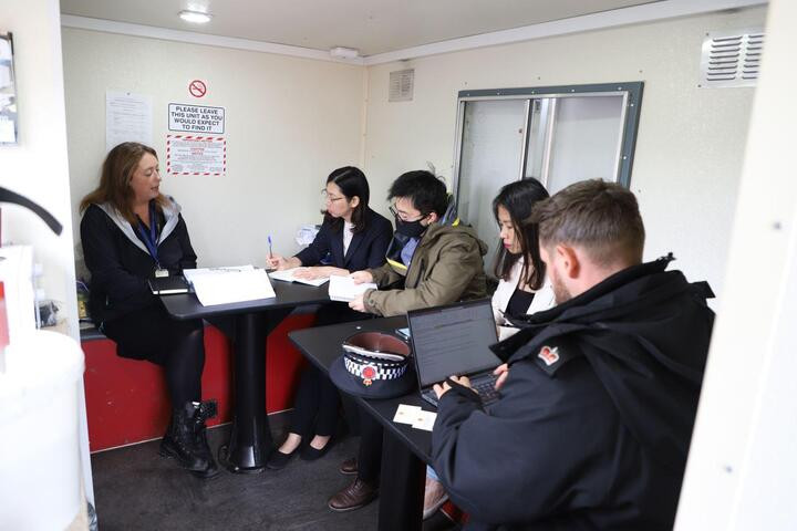 ĐSQ Việt Nam tại Anh làm việc với giới chức sở tại về vụ hỏa hoạn ở Manchester - 2