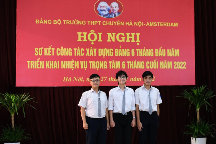 Đảng viên trẻ THPT chuyên Amsterdam dâng hương tưởng niệm anh hùng liệt sỹ - 2