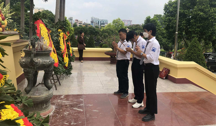 Đảng viên trẻ THPT chuyên Amsterdam dâng hương tưởng niệm anh hùng liệt sỹ - 1
