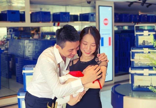 Minh Nhựa chăm cháu ngoại thứ 2 ở tuổi 39, nhiều người hiểu lầm cha chăm con - 2