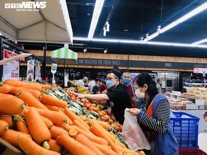 Chuyên gia: Tư thương trục lợi, người mua thỏa hiệp làm giá hàng hóa khó giảm - 1