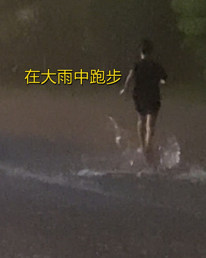 Nam sinh chạy 20 vòng sân ký túc xá dưới mưa tầm tã, biết lý do ai cũng chê dại - 1