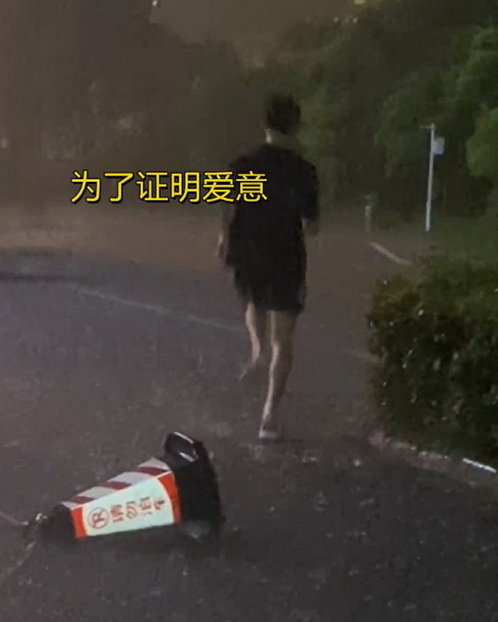 Nam sinh chạy 20 vòng sân ký túc xá dưới mưa tầm tã, biết lý do ai cũng chê dại - 2