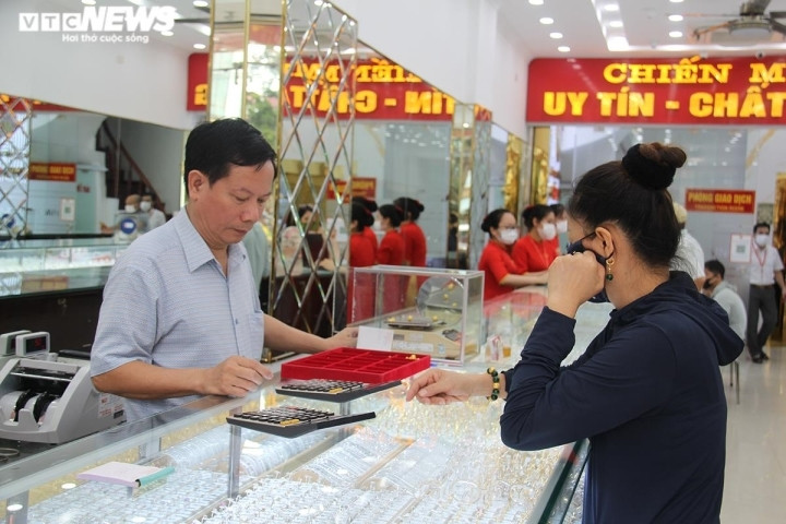 Giá mua - bán vàng chênh lệch tới 2 triệu đồng/lượng, người 'ôm' lỗ nặng - 1