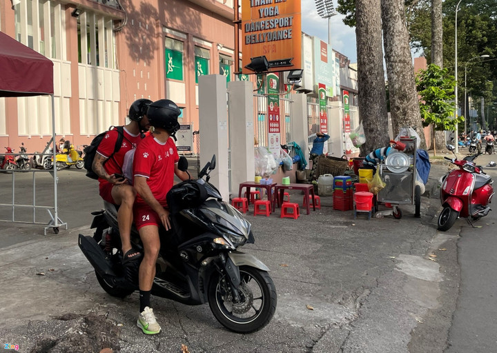 Ngoại binh bị thanh lý rời đội TP.HCM bằng xe máy - 1