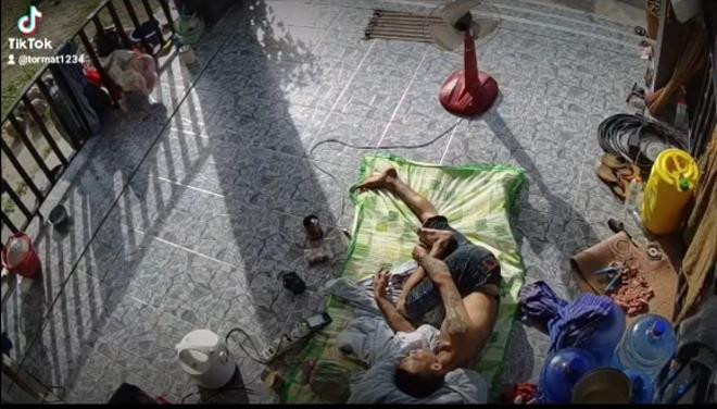 Khoảnh khắc lửa bất ngờ bùng lên cạnh 1 thanh niên đang ngủ chỉ trong tích tắc - 1