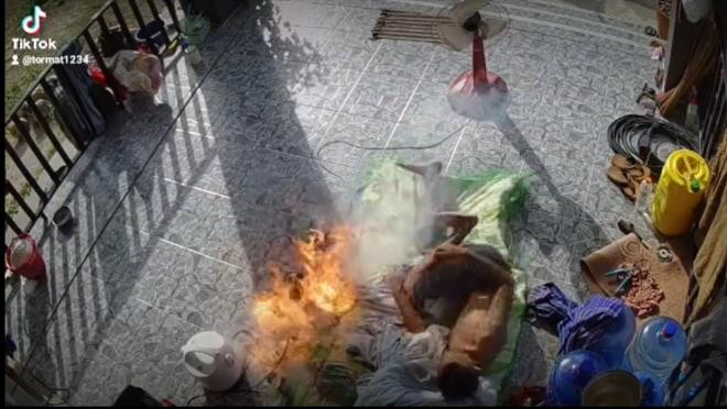 Khoảnh khắc lửa bất ngờ bùng lên cạnh 1 thanh niên đang ngủ chỉ trong tích tắc - 3