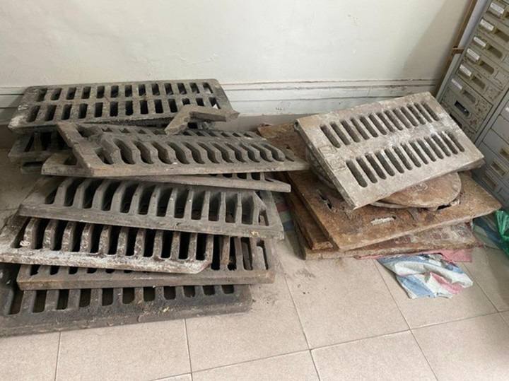 Bắt nhóm công nhân trộm cắp nắp cống ở Hà Nội - 2