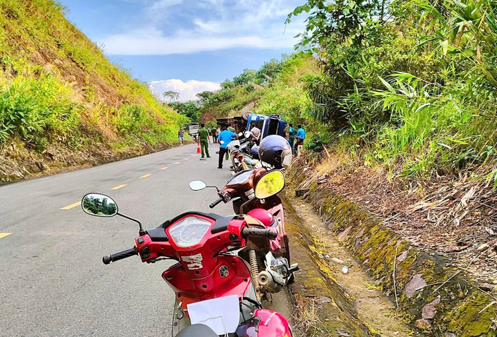 Lâm Đồng: Xe container lật, đè chết 2 người trên đèo Con Ó - 1