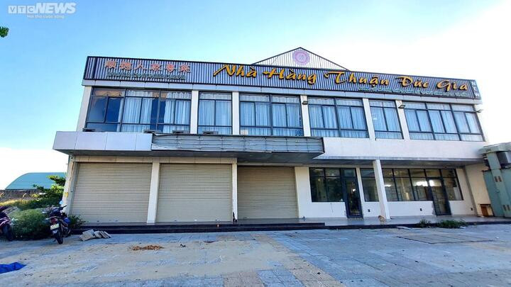 Nhà hàng đóng cửa, khách sạn vắng lặng tại phố du lịch ven biển Đà Nẵng - 4