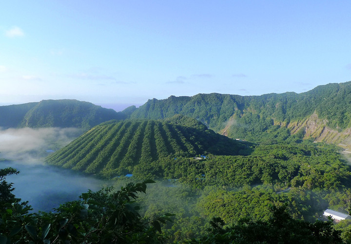 Hòn đảo núi lửa nằm biệt lập giữa biển khơi như thiên đường dưới hạ giới - 3