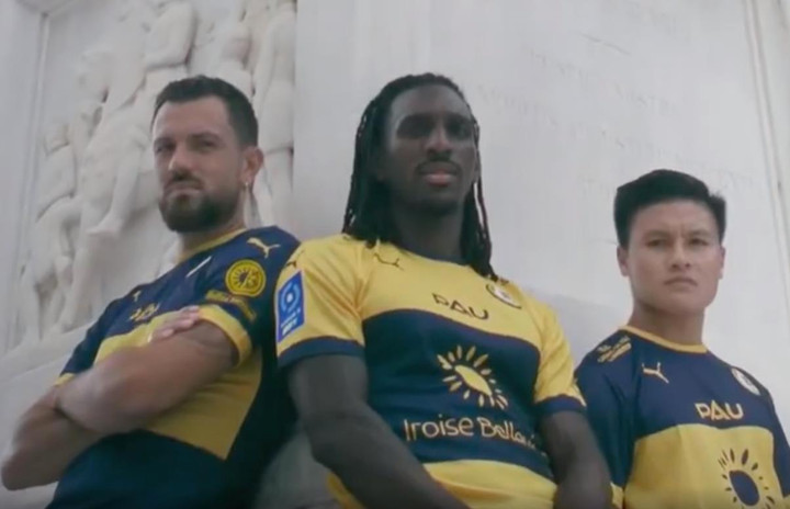 Quang Hải nổi bật trong video ra mắt áo đấu đậm chất Pháp của Pau FC - 1