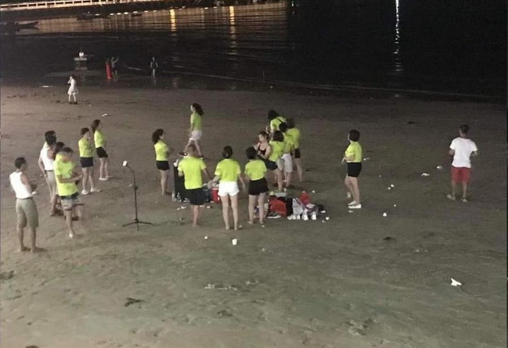 Xôn xao ảnh đoàn người vui chơi trên biển, để lại cảnh tượng ‘xấu xí’ khi rời đi - 1