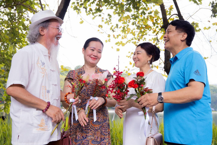 Hàng nghìn bông hoa sen và lời yêu thương được trao lan tỏa nhân mùa Vu Lan - 3