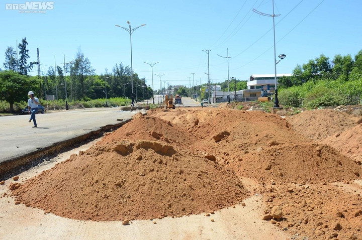 Ảnh: Dân không chịu bàn giao mặt bằng, 3km đường 'ách' 8 năm chưa xong - 3