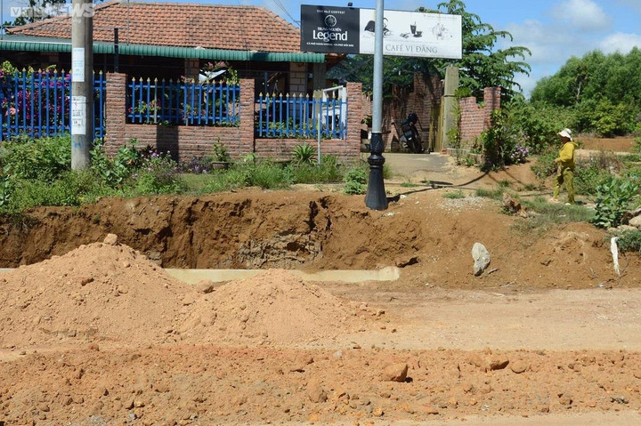 Ảnh: Dân không chịu bàn giao mặt bằng, 3km đường 'ách' 8 năm chưa xong - 4