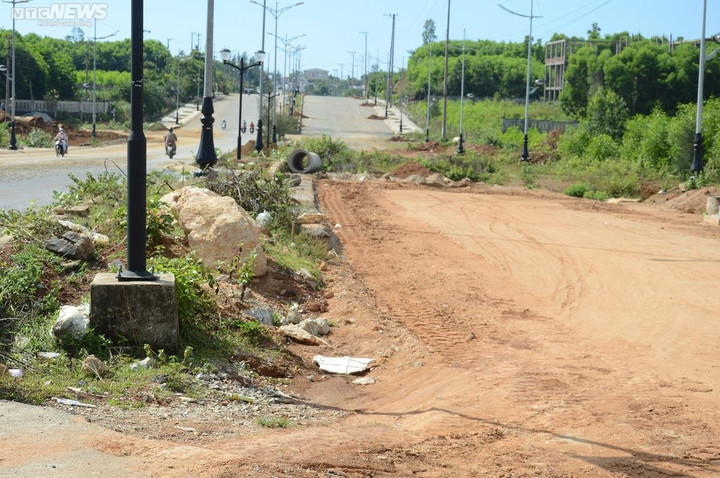 Ảnh: Dân không chịu bàn giao mặt bằng, 3km đường 'ách' 8 năm chưa xong - 2