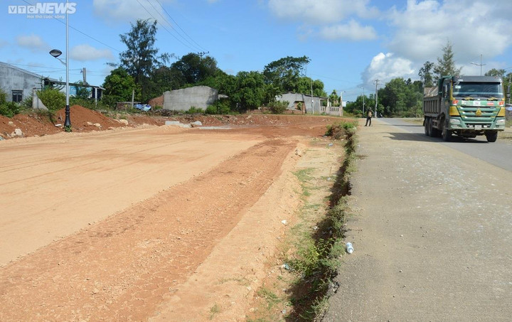 Ảnh: Dân không chịu bàn giao mặt bằng, 3km đường 'ách' 8 năm chưa xong - 1