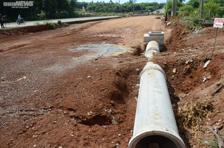 Ảnh: Dân không chịu bàn giao mặt bằng, 3km đường 'ách' 8 năm chưa xong - 5