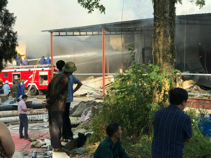 Cháy lớn tại kho giấy 2.000 m2 ở Phú Thọ - 2