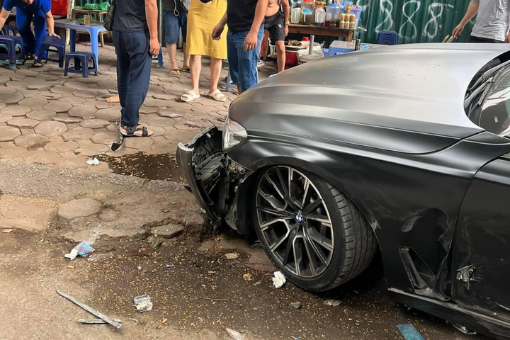 Tài xế Mercedes-Benz tông nhiều ô tô và xe máy giữa đường Hà Nội - 2