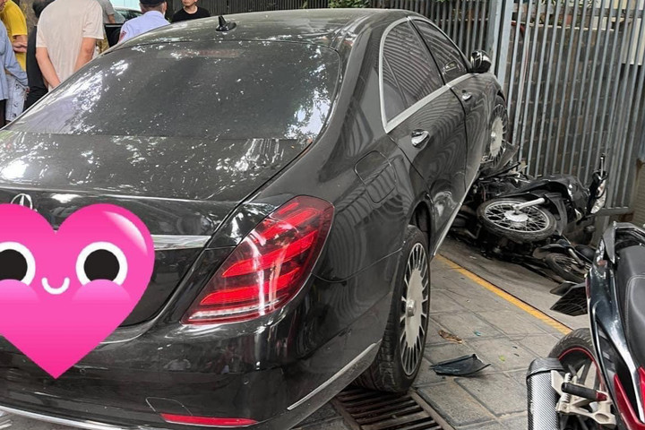 Tài xế Mercedes-Benz tông nhiều ô tô và xe máy giữa đường Hà Nội - 1