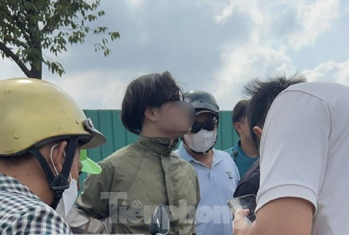 ‘Kiếm khách’ thách đấu tài xế container ở Bình Dương, cảnh sát phải đến giải vây - 2