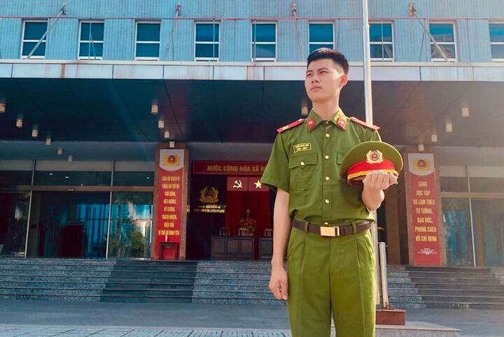 Hai chiến sĩ công an giành điểm 10 môn Lịch sử - 2